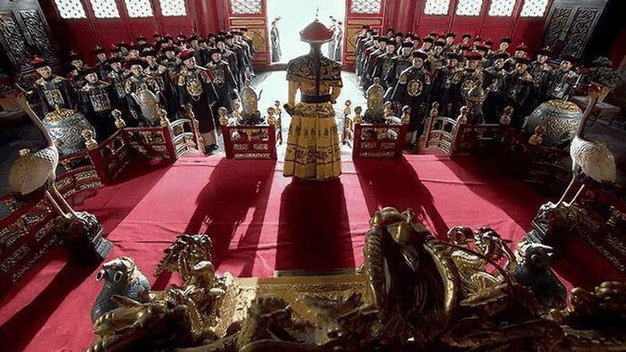 Trong triều đình có những yêu cầu nghiêm ngặt đối với các đại thần nên việc đi vệ sinh là không thể.