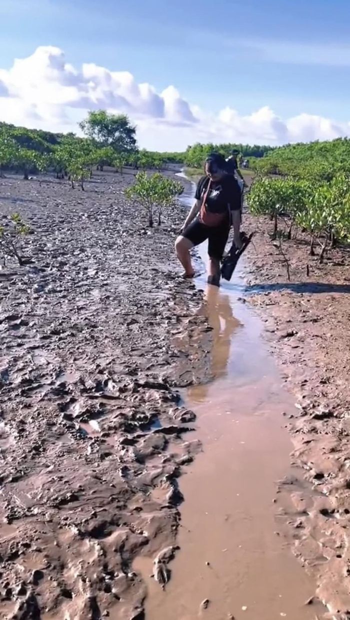 Với những ai vẫn có ý định tìm đến biển “vô cực”, chủ clip đưa ra lời khuyên phải theo dõi kĩ thời tiết và tình hình thủy triều.