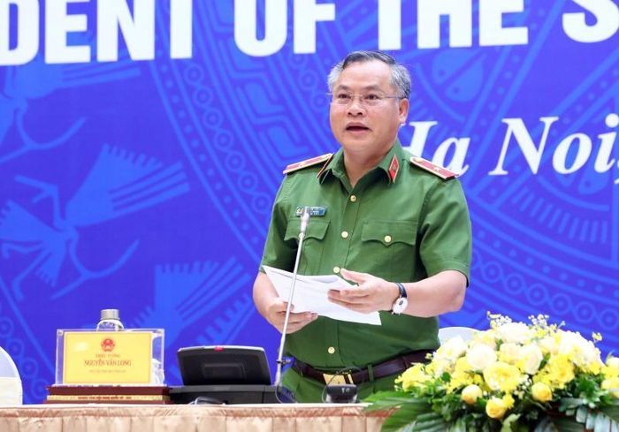 Thiếu tướng Nguyễn Văn Long, Thứ trưởng Bộ Công an trả lời câu hỏi của PV tại buổi họp báo. Ảnh: VPCTN