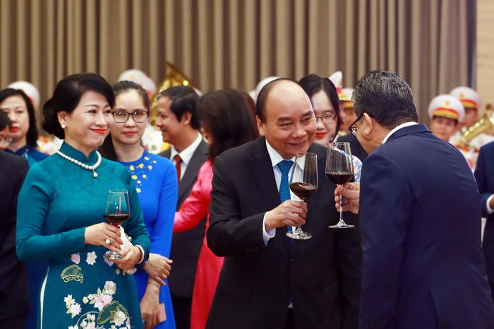 Chủ tịch nước Nguyễn Xuân Phúc cùng các đại biểu dự lễ kỷ niệm nâng ly chúc mừng