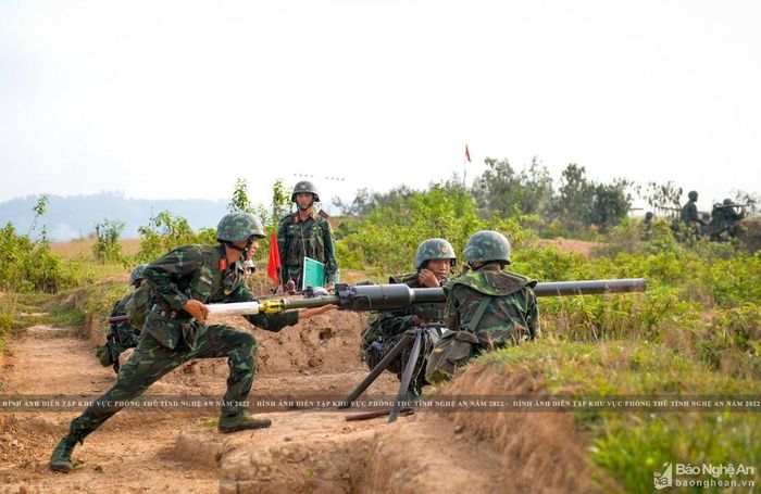 Lực lượng bộ binh chuẩn bị vũ khí tiêu diệt địch đổ bộ bằng đường không. Ảnh: Thành Cường