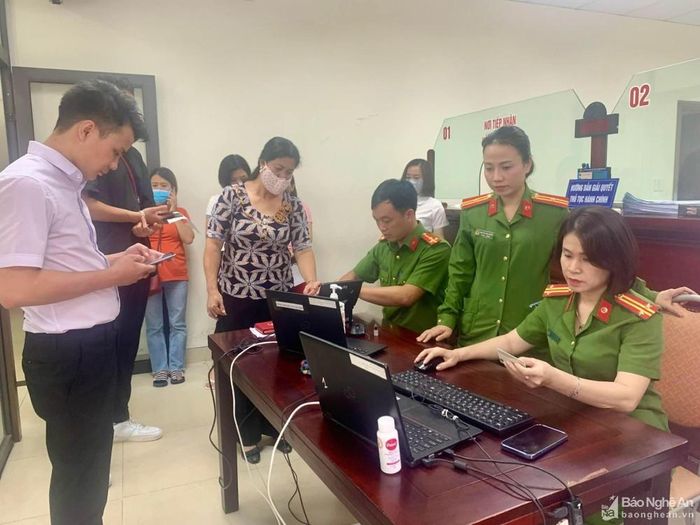 Người dân đến làm thủ tục cấp căn cước công dân tại Phòng Cảnh sát Quản lý hành chính về trật tự xã hội. Ảnh: P.V