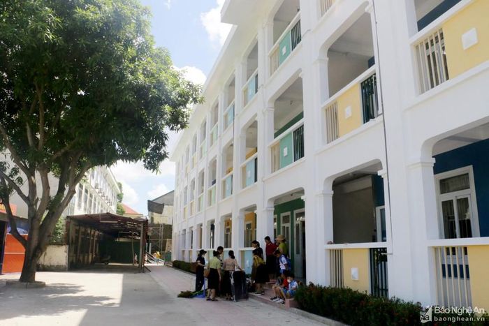 Dù đã xây thêm nhiều phòng học mới nhưng tình trạng thiếu phòng học vẫn diễn ra tại nhiều trường học trên địa bàn thành phố Vinh. Ảnh: Mỹ Hà