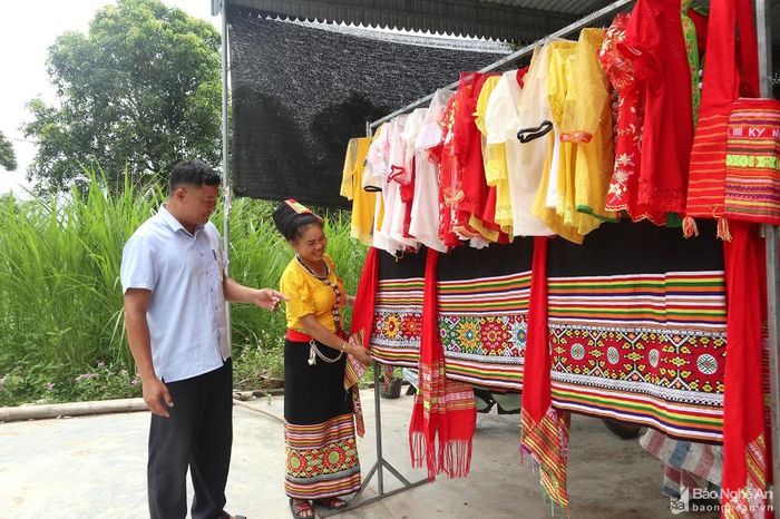 Nhờ triển khai mô hình du lịch cộng đồng Homstay nên nhiều du khách đã đến bản tham quan, nghỉ dưỡng, sản phẩm dệt Thái Minh cũng có cơ hội được nhiều người biết đến. Ảnh: Thanh Phúc