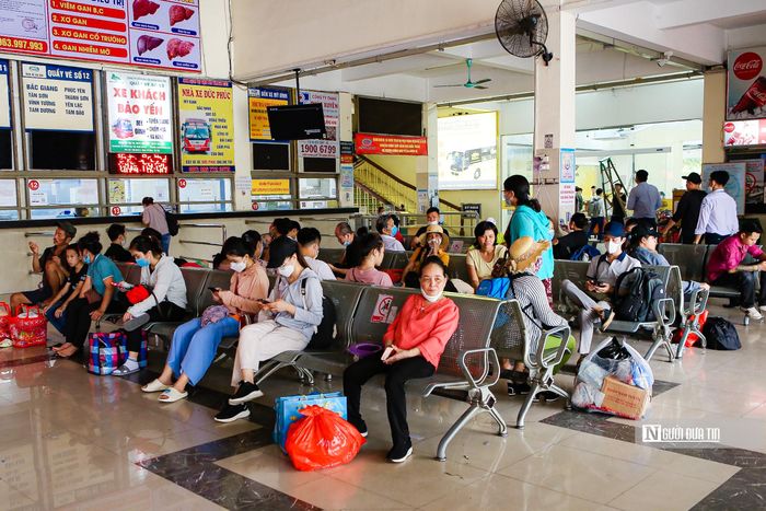 Theo đó, từ 15h, các bến xe như Mỹ Đình, Giáp Bát bắt đầu có đông hành khách xếp hàng chờ mua vé và chờ xe tại sảnh. Tại Bến xe Mỹ Đình, các xe tuyến từ Hà Nội đi tỉnh Nam Định, Ninh Bình, Thái Bình, Thanh Hóa… đều kín chỗ ngay khi xuất bến.