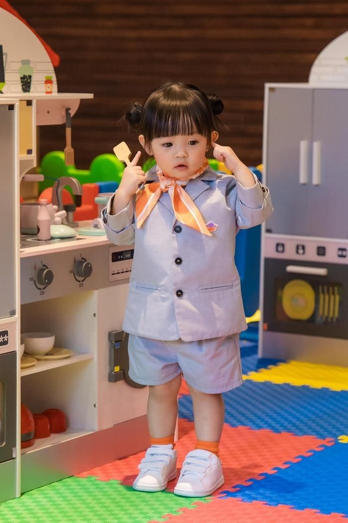 Bé Suchin sở hữu nhiều món đồ đắt đỏ.