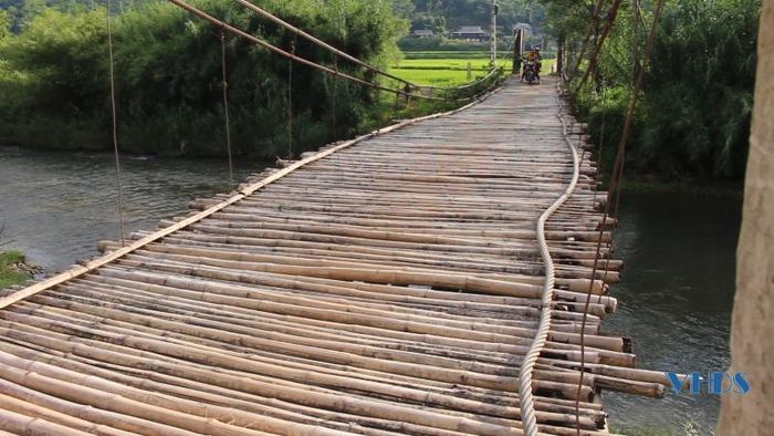 Cầu treo Na Tảng (Ban Công, Bá Thước) có chiều dài 48m, rộng 2m, mặt cầu được làm bằng tre luồng, các mố cầu, dây cáp đã có dấu hiệu hoen gỉ. Mỗi khi người dân lưu thông qua, cây cầu bị rung lắc mạnh.