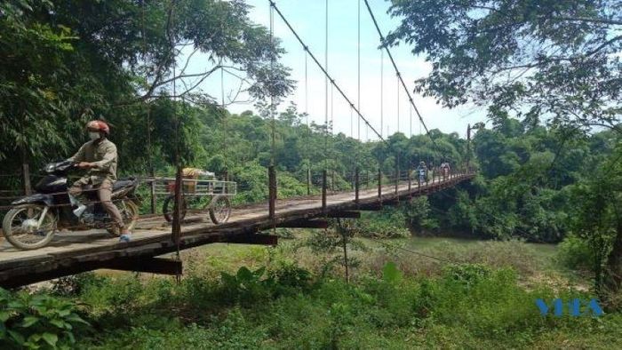 Cầu treo Bến Lậm (Lang Chánh) dù xuống cấp nhưng hàng ngày vẫn phải đảm bảo lưu thông cho hàng trăm người cùng phương tiện.