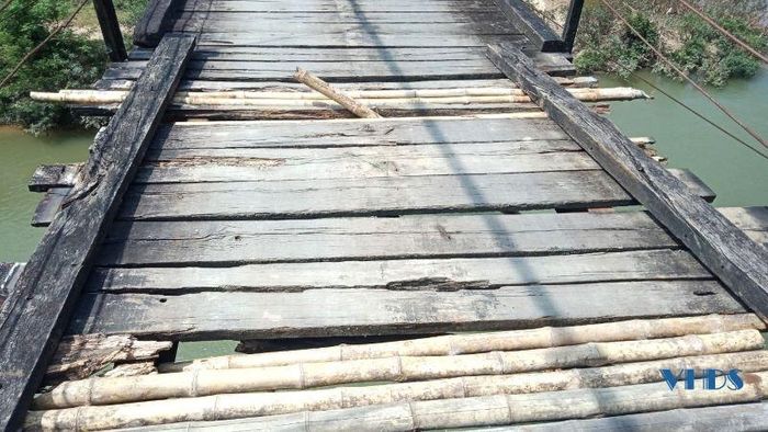 Kết cấu mặt cầu Bến Lậm được chắp vá bằng ván gỗ và tre luồng, gây mất an toàn cho người và phương tiện qua lại.