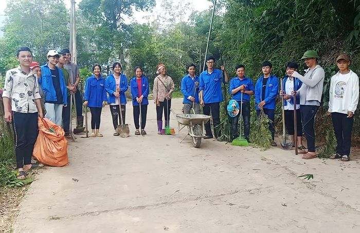 Thanh niên Sa Pa ra quân dọn vệ sinh môi trường.