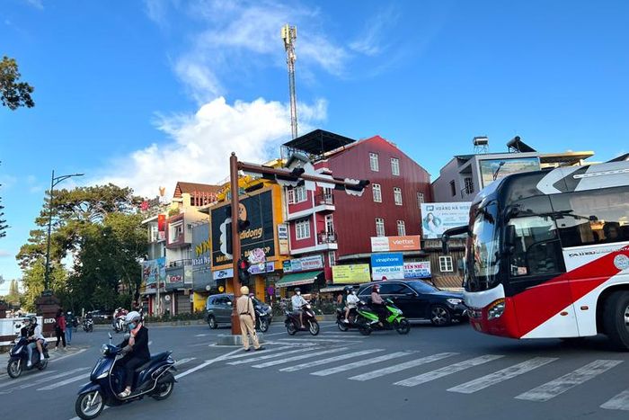 Tại các nút giao thông trọng điểm lực lượng Cảnh sát giao thông luôn túc trực vào giờ cao điểm trong suốt 4 ngày từ 1/9 đến hết 4/9 để đảm bảo an toàn giao thông trong dịp lễ