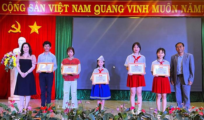 Ban tổ chức trao giải cho các đội xuất sắc