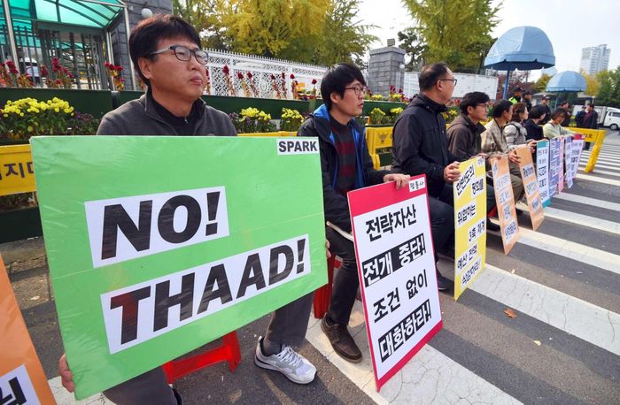  Người dân Hàn phản đối việc triển khai hệ thống phòng thủ tên lửa THAAD. Ảnh: AFP. 