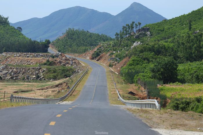 Tại đoạn xã Kỳ Ninh (thị xã Kỳ Anh) được thực hiện vạt núi để làm đường. Công trình tại khu vực tuyến này đã hoàn thành, tạo thành đường cong mềm mại. 
