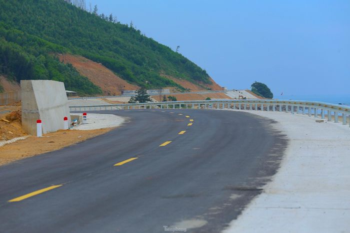 Theo thiết kế, tuyến đường ven biển có bề rộng nền đường là 12m, trong đó bề rộng mặt đường làn xe cơ giới 7m, bề rộng làn xe thô sơ (gia cố lề) 4m và lề đường đất 1m.