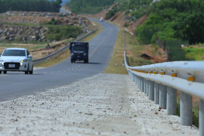 Tuyến đường này không chỉ góp phần giảm lưu lượng phương tiện cho QL1A mà còn tạo điều kiện phát triển KT-XH của Hà Tĩnh, nhất là du lịch biển. 