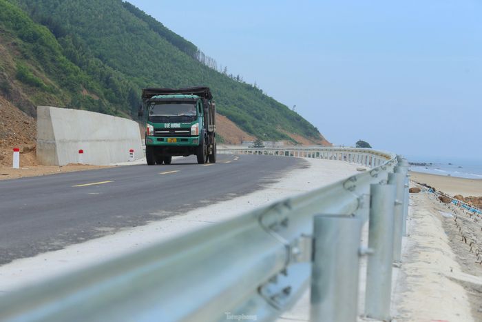 Đại diện Ban Quản lý dự án đầu tư xây dựng công trình giao thông tỉnh Hà Tĩnh cho biết, dự án đường giao thông ven biển Hà Tĩnh nhằm thúc đẩy phát triển du lịch, dịch vụ dọc theo bờ biển. Đồng thời là tuyến giao thông trọng yếu với vai trò động lực xây dựng các khu kinh tế trọng điểm gồm Vinh (Nghệ An), Vũng Áng (Hà Tĩnh), Hòn La (Quảng Bình). 