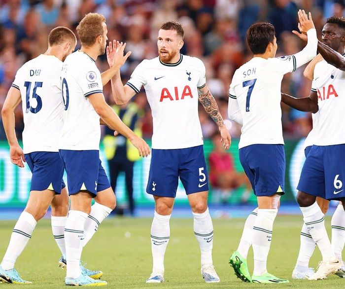 Các cầu thủ Tottenham ăn mừng bàn thắng được đối thủ "tặng"