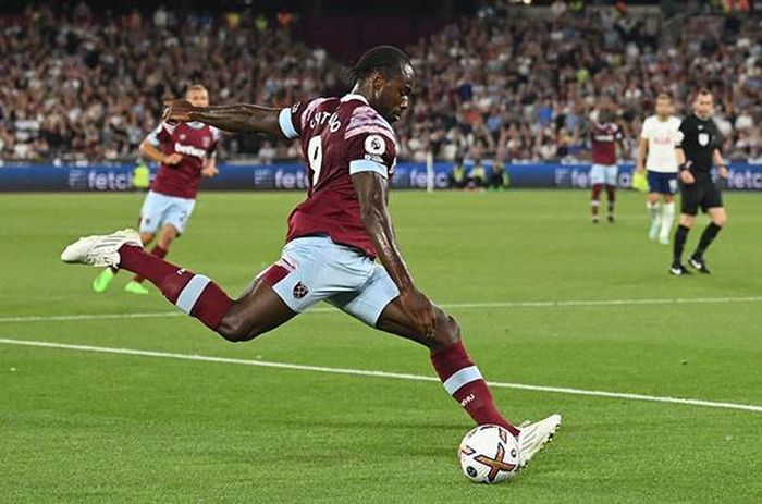Michail Antonio nhiều lần khiến hàng thủ đội khách vất vả. Trong đó có pha cứa lòng dội cột dọc Spurs
