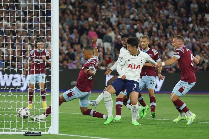 Phut 34, từ đường căng ngang của Harry Kane tới Son Heung-min, trung vệ Kehrer nỗ lực phá bóng nhưng đá về lưới nhà
