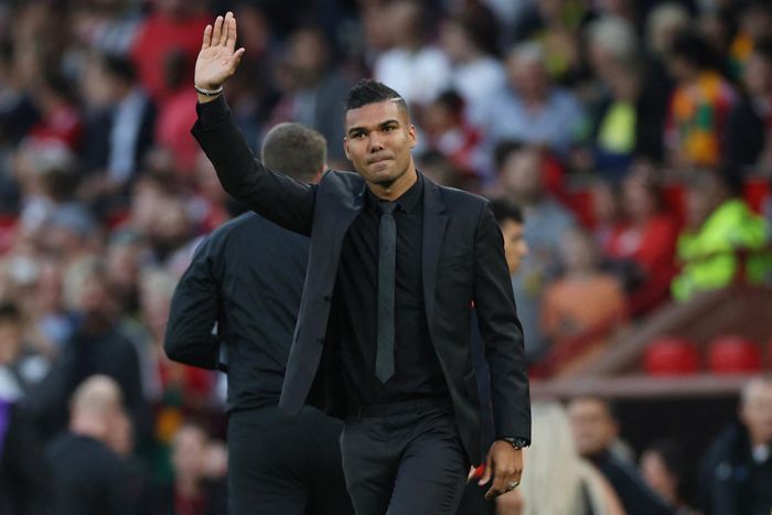 Theo De Jong cả mùa hè để rồi MU quyết định chóng vánh ký Casemiro với tổng chi phí 70 triệu bảng. Real Madrid không có lý do gì để phải suy nghĩ lần 2 dù Ancelotti quả không muốn chia tay tiền vệ Brazil