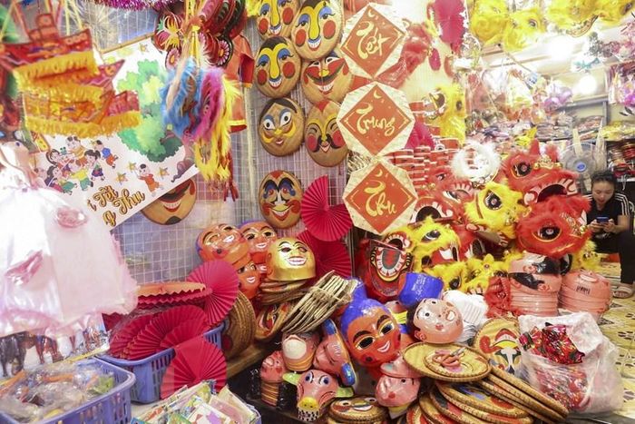 Đồ chơi truyền thống Việt Nam tràn ngập phố Hàng Mã. (Ảnh: Tuấn Đức/TTXVN)