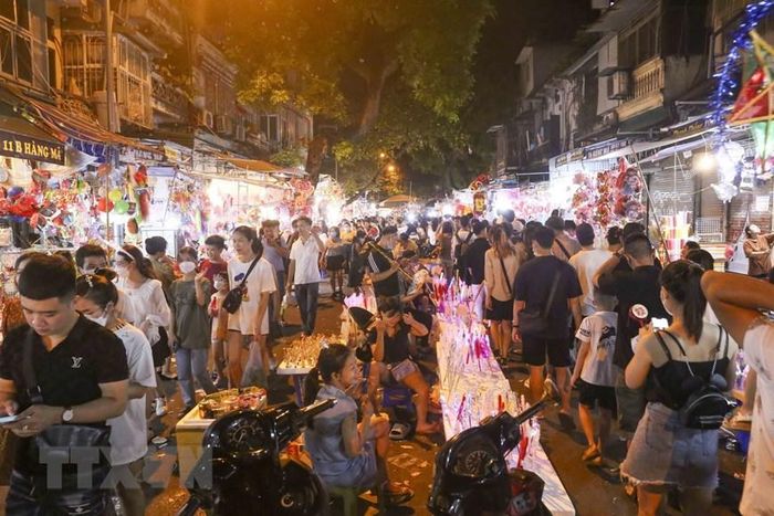 Phố Hàng Mã đông đúc trước Tết Trung thu. (Ảnh: Tuấn Đức/TTXVN)