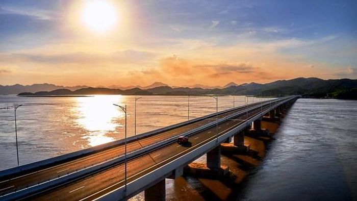Cao tốc Vân Đồn-Móng Cái thông xe giúp rút ngắn thời gian di chuyển từ Hà Nội tới thành phố Móng Cái chỉ còn 3 giờ. (Ảnh: Việt Hùng/Vietnam+)