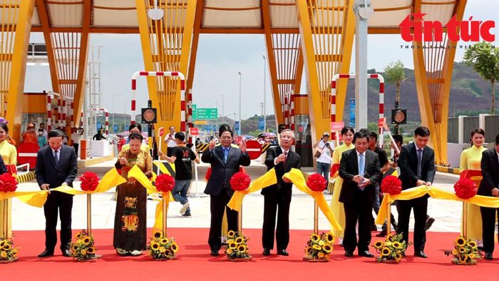 Thủ tướng Chính phủ Phạm Minh Chính cùng các đại biểu cắt băng khánh thành tuyến cao tốc Vân Đồn - Móng Cái.