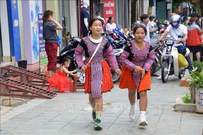 Đông đảo người dân tộc Mông và du khách tới huyện Mộc Châu dự Tết Độc lập năm 2022.
