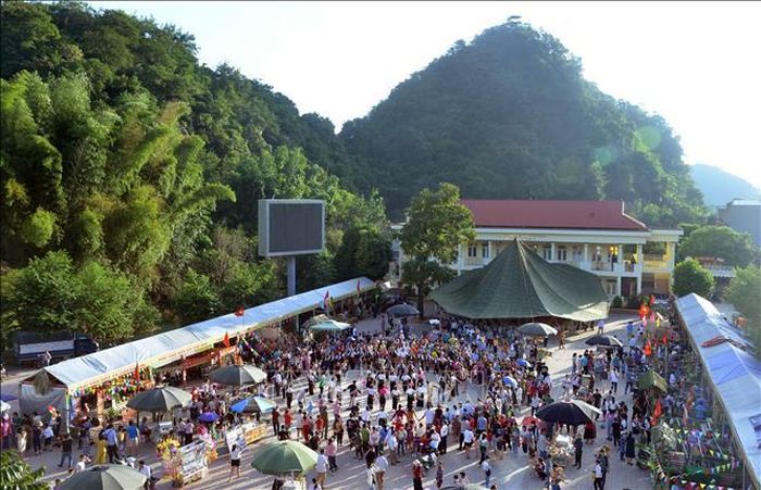 Đông đảo người dân và du khách tới huyện Mộc Châu dự Tết Độc lập năm 2022.