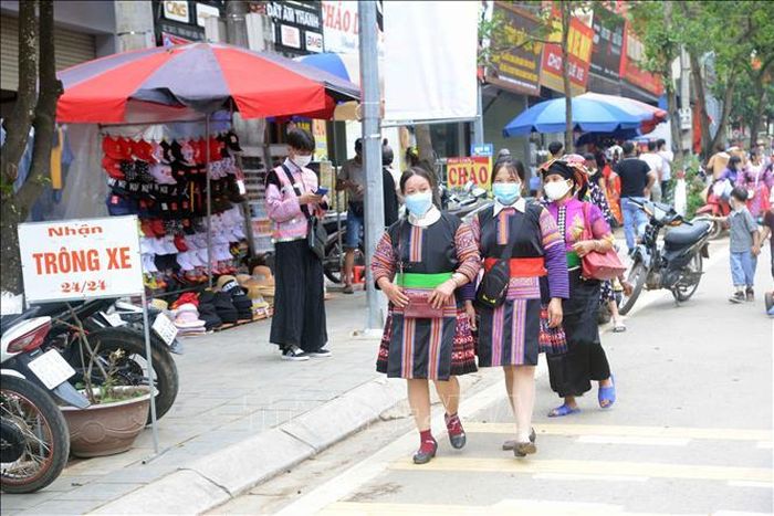 Đông đảo người dân tộc Mông và du khách tới huyện Mộc Châu dự Tết Độc lập năm 2022.