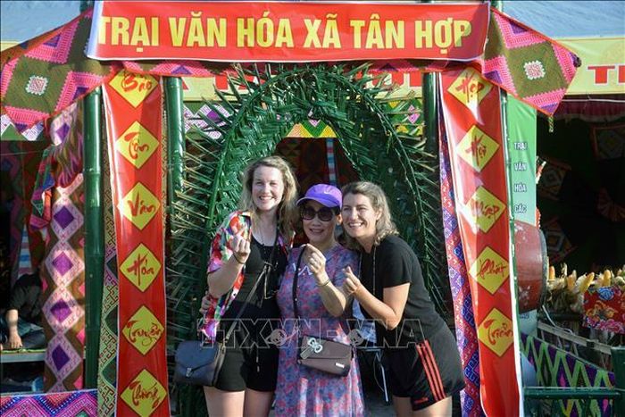 Du khách trong nước và quốc tế chụp ảnh lưu niệm tại Ngày hội.