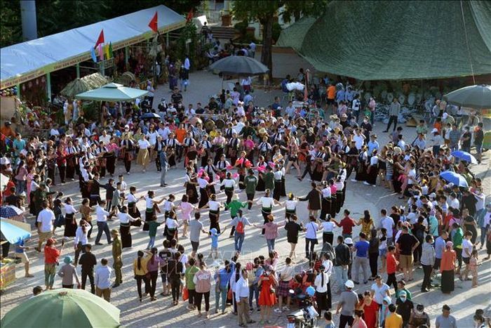 Đông đảo người dân và du khách tới huyện Mộc Châu dự Tết Độc lập năm 2022.
