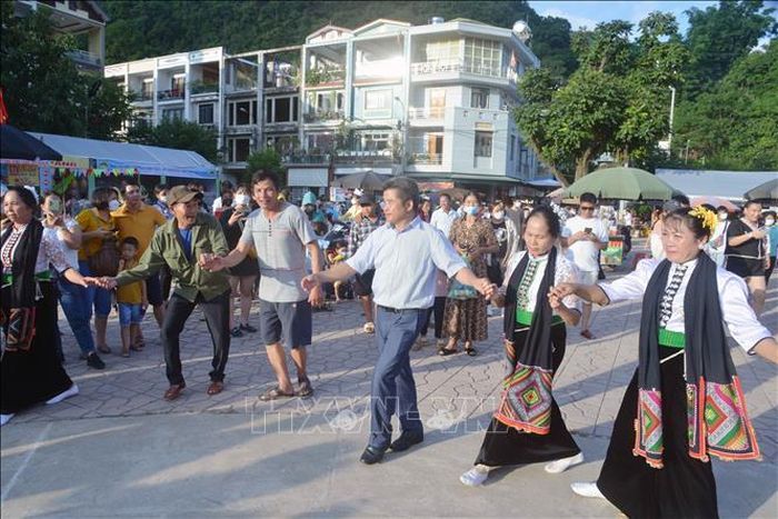 Du khách trong nước, quốc tế và các diễn viên cùng nhau múa xòe tại Ngày hội.