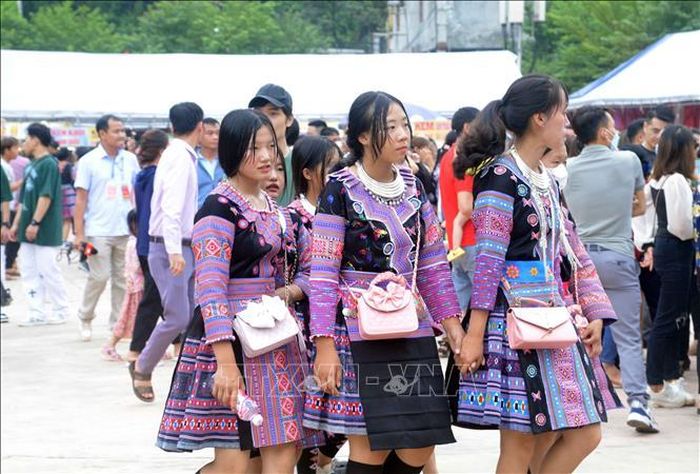 Đông đảo người dân tộc Mông và du khách tới huyện Mộc Châu dự Tết Độc lập năm 2022.