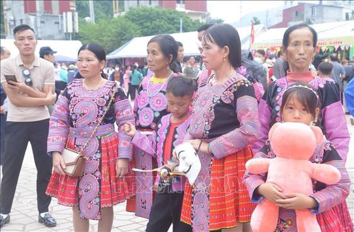Đông đảo người dân tộc Mông và du khách tới huyện Mộc Châu dự Tết Độc lập năm 2022.
