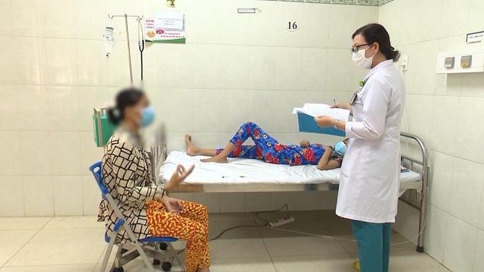 Chị Ngô Diễm My ở huyện Ngọc Hiển, tỉnh Cà Mau chăm sóc con gái bị chó dại cắn phải nhập viện điều trị