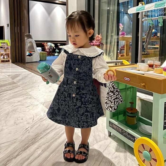 Được biết, đôi giày mà nhóc tỳ Suchin đeo có giá ngót nghét khoảng 15,5 triệu đồng.
