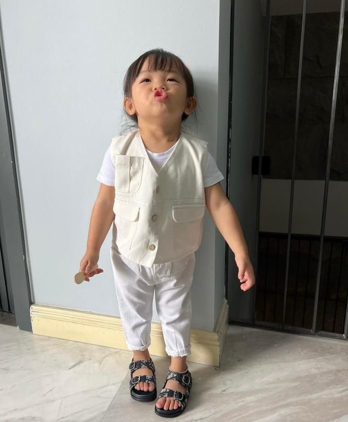 Có thể thấy, ái nữ đặc biệt yêu thích đôi sandal này khi liên tục chưng diện trong những bộ trang phục khác nhau.