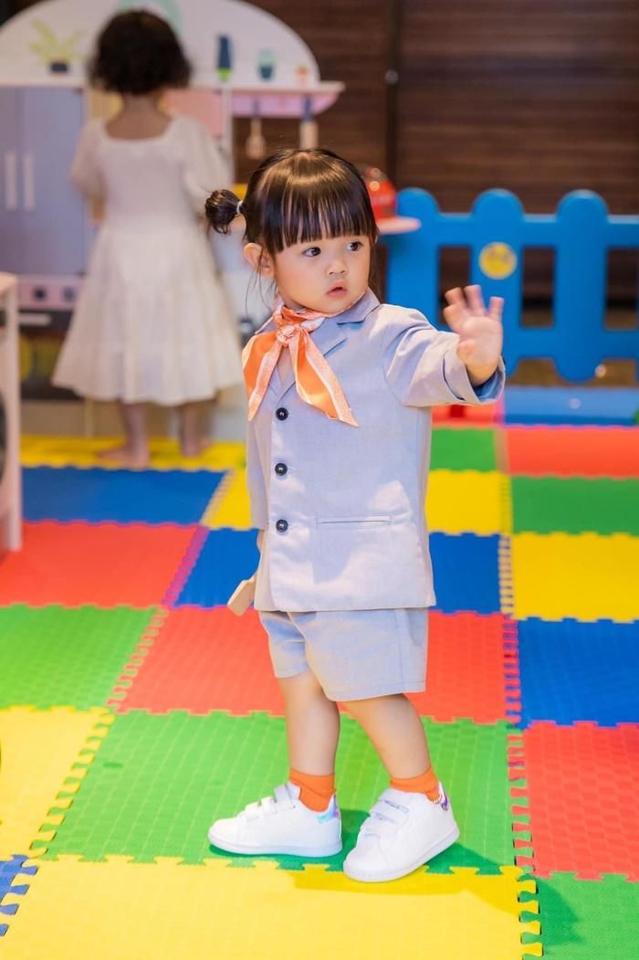 Được biết thiên thần nhỏ đang diện thiết kế đặc biệt có khắc tên cô bé ở phía sau lưng áo.