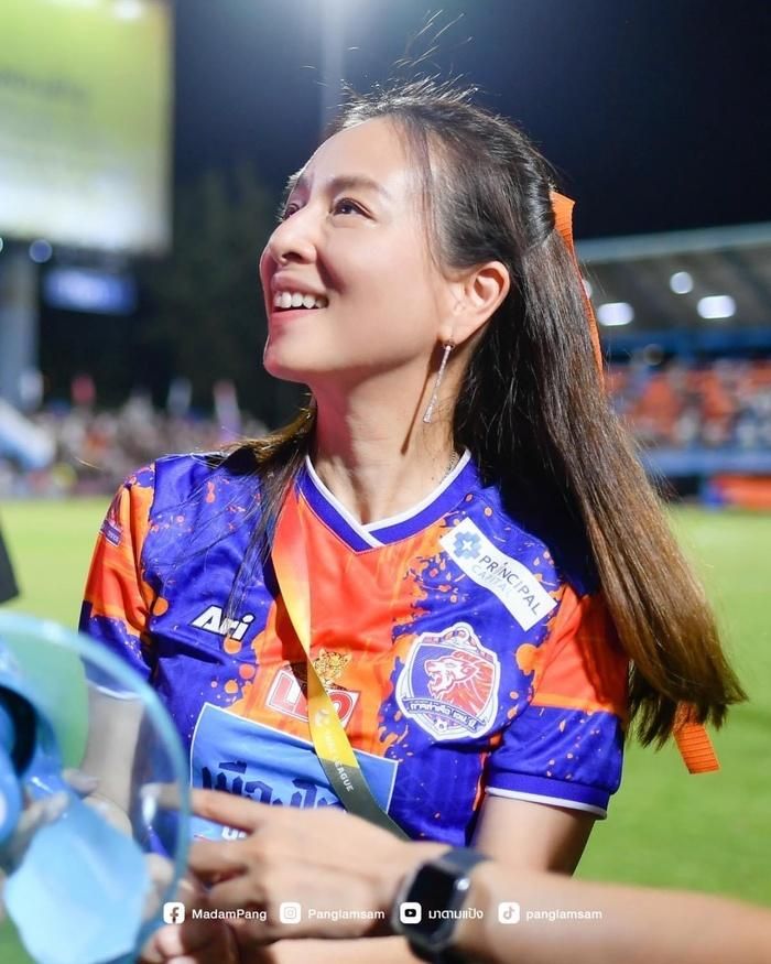 Madam Pang có một CLB ở Thai League. Đội bóng của bà đang dẫn đầu sau 4 trận toàn thắng.