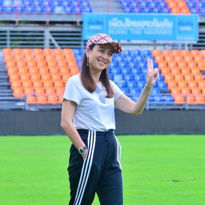 Nhan sắc của Madam Pang được nhận sắc không thay đổi nhiều dù có 16 năm làm bóng đá. Đó là điều nghịch lý khi bóng đá được đánh giá rất áp lực, căng thẳng nên phần lớn người làm bóng đá đều nhanh già so với tuổi thật.