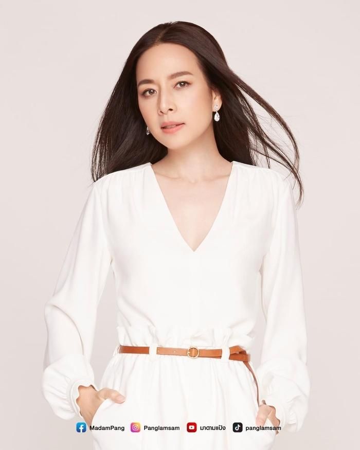 Madam Pang sở hữu gương mặt thanh tú và trẻ trung, dù bà đã 56 tuổi.
