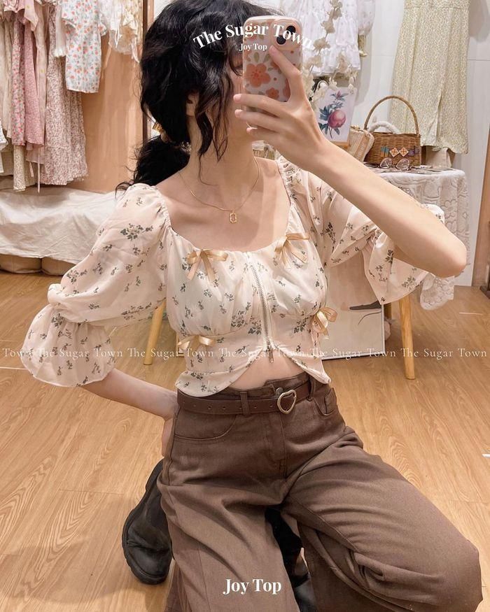 2. Áo blouse buộc dây cực kỳ nữ tính và thanh lịch không chỉ hợp diện đi chơi mà còn có thể diện đi làm. Các cô nàng công sở sắm "em" này thì đúng là chuẩn không cần chỉnh. Mẫu áo này có đến 4 tông màu: nâu, vàng, trắng, choco để chị em lựa chọn đây.
