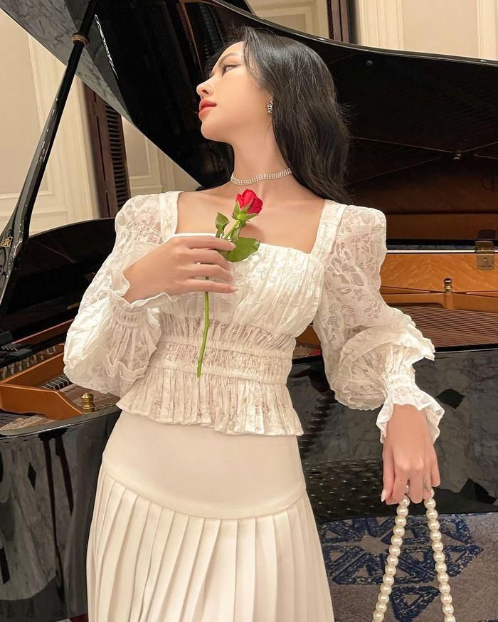 6. Áo blouse tay ngắn sát nách phối ren cực kỳ lý tưởng để diện trong thời điểm giao mùa Hạ - Thu hiện tại. Với mức giá 250.000 đồng thì đây là đích thị là mẫu áo "ngon-bổ-rẻ" đáng để chị em sắm về tủ đồ.