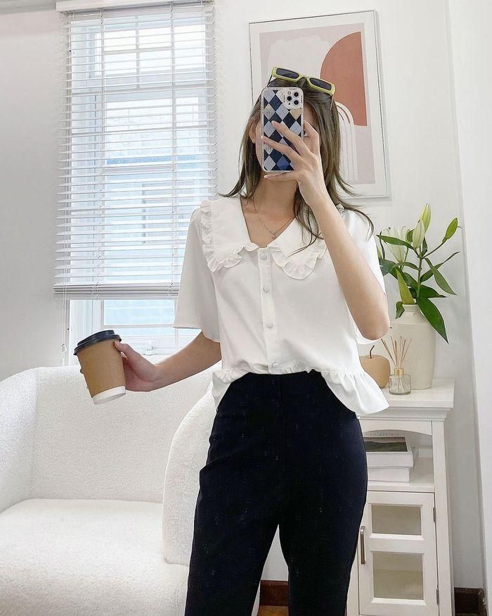 10. Áo blouse cổ lá sen cũng là item đang được nhiều chị em săn đón. Item này sinh ra đích thực là dành cho các tín đồ mê style nữ tính, điệu đà. Dù bạn mix cùng bất kỳ món thời trang nào cũng đều toát lên vẻ công chúa, bánh bèo.