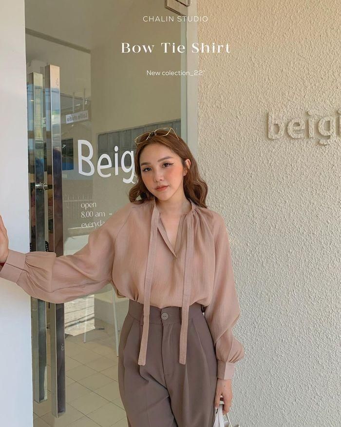 3. Chất liệu ren luôn giúp tôn lên sự sang chảnh cho người diện. Bởi vậy, mẫu áo blouse cổ thủy thủ phối ren dưới đây là một gợi ý sắm sửa đáng để chị em cân nhắc. 