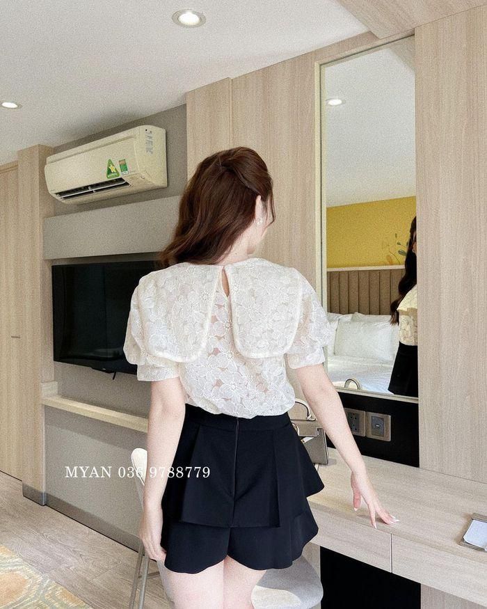 4. Mùa Thu này mà thiếu vắng những chiếc áo blouse tay bồng trong tủ đồ, style của bạn chắc chắn sẽ "nhạt" đi vài phần đấy. Mình gợi ý cho bạn một mẫu một áo đậm chất tiểu thư, với tông màu xanh lá vô cùng trendy, hút mắt. Chiếc áo này có giá 585.000 đồng. 