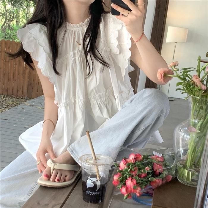 7. Sắm áo blouse, nàng sẽ không phải đau đầu trong việc mix với đồ gì. Bởi với thiết kế này, dù phối với quần jeans, quần ống rộng hay các kiểu váy nào cũng đều đẹp.